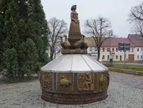 Dommitzsch, G�nsebrunnen von 1983 am Markt (16.12.2024)