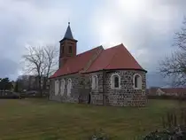 Gastegast, evangelische Kirche, Granitquaderbauwerk mit eingezogenem Chor und Apsis aus der ersten H�lfte des 13. Jahrhundert (16.12.2024)