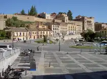Segovia, Geb�ude und Teil der Stadtmauer am Plaza del Azoguejo (20.05.2010)