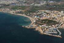 Start vom Flughafen Aeroport de Palma–Son Sant Joan (PMI) mit Blick auf den Stadtteil El Coll d'en Rabassa mit dem Yachthafen des Club Nutic Cala Gamba 24.09.2017