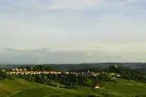 Grabkapelle auf dem W�rttemberg und Rotenberg umrahnt von Weinbergen im Abendlicht von Fellbach aus aufgenommen 04.06.2017