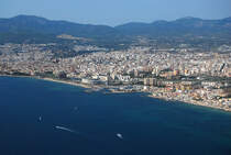 Start vom Flughafen Aeroport de Palma–Son Sant Joan (PMI) mit Blick auf einen weiteren kleinen Hafen am Carrer Joan Maragall, und im Hintergrung das Zentrum von Palma de Mallorca 24.09.2017