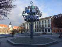 Riesa, Zunftbaum am Rathausplatz, erbaut 2004 (17.12.2024)