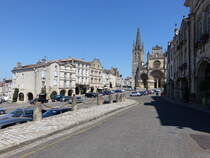 Bazas, Place de la Cathedrale mit Saint-Jean Baptist Kirche (24.07.2018)