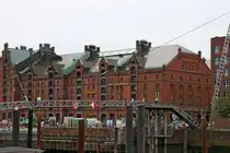 Blick auf die Speicherstadt. Die zu sehenden, für die Speicherstadt typischen Gebäude sind zwischen 1883 und 1927 entstanden. Bild vom 17.08.2024