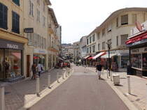 Biarritz, Huser und Geschfte in der Rue Mazagran (26.07.2018)