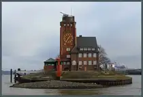 Das Lotsenhaus Seemannsh�ft liegt an der Einfahrt zum Hamburger Hafen und beherbergt u.a. die nautische Zentrale. Am Turm wird der Wasserstand angezeigt - zum Aufnahmezeitpunkt am 01.03.2025 war Flut mit einem Wasserstand von 1,3 m �ber Normal.