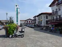 Ciboure, Leuchtturm und H�user am Quai Maurice Ravel (26.07.2018)