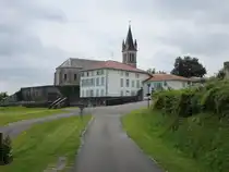 Cauneille, Pfarrkirche Saint-Pierre am Place de Eglise (26.07.2018)