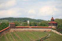 Die Esslinger Burg thront am 04.05.2024 auf den Weinbergen ber Esslingen. 