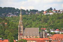 Die Esslinger Frauenkirche am 04.05.2024. Im Hintergrund ist der Ortsteil Sulzgries zu sehen.