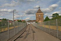 Die Pliensaubrcke und der Pliensauturm am 04.05.2024. ber diese Brcke gab ein eine Folge  Realer Irrsinn  von extra3: https://www.ardmediathek.de/video/extra-3/realer-irrsinn-teuer-sanierte-bruecke-in-esslingen-fuer-radfahrer-gesperrt/ndr/Y3JpZDovL25kci5kZS9hYzAyYjQ2OC1hMDhiLTRiY2YtYTE0Mi1mOWVmOTZlYTY4ODQ