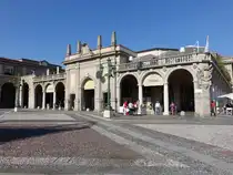 Bergamo, Geb�ude an der Piazza Vittorio Veneto (29.09.2018)
