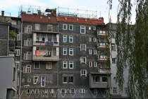 Mit Schiefer verkleidete Rckseite eines Wohngebudes auf der Inneren Brcke in der Esslinger Innenstadt. Unter dem Gebude fliet ein Seitenkanal des Neckars, war dem kleinen Bereich, von dem aus das Foto aufgenommen wurde, den Beinamen  Klein Venedig  verschaffen hat. Bild vom 10.07.2024
