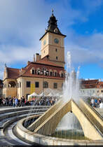 Schlichter Brunnen vor elegantem Rathausturm: auf dem bekannten Ratsplatz (Piața Sfatului) in Brașov (RO).

🕓 14.9.2024 | 17:20 Uhr