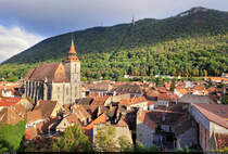 Von den letzten Sonnenstrahlen angeleuchtet wird die Schwarze Kirche (Biserica Neagră) in Brașov (RO), whrend sich oben auf dem Hausberg Tmpa die Wolken verdichten.
Gesehen am Fue des Schwarzen Turms.

🕓 14.9.2024 | 17:49 Uhr