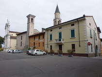 Quinzano d´Oglio, Kirchen und Huser an der Viale Chiesa (29.09.2018)