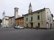 Quinzano d´Oglio, Kirchen und H�user an der Viale Chiesa (29.09.2018)