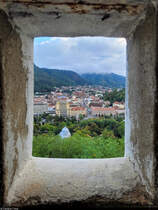  Fensterblick  von der Zitadelle Brașov (RO) auf die Altstadt: im Vordergrund in Wei die orthodoxe Kirche Buna Vestire, dahinter der oft fotografierte Rathausturm.

🕓 14.9.2024 | 18:35 Uhr