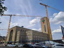 Der Stuttgarter Hauptbahnhof am 22.07.2023. Die Krne deuten den Bau von Stuttgart 21 an.