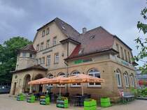 Bahnhof Sindelfingen am 04.08.2023. Vom Bahnhof aus gibt es eine glserne Bahnberfhrung, die Arbeitern den Zugang zur direkt benachbarten Mercedes-Werk ermglicht.