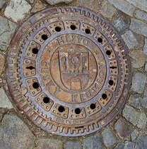 Immer wieder fallen mir schne, besondere Kanalabdeckungen in den Stdten auf,
so auch dieser in der Tschechischen Stadt KRUMAU; 250323