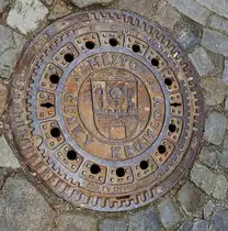 Immer wieder fallen mir sch�ne, besondere Kanalabdeckungen in den St�dten auf,
so auch dieser in der Tschechischen Stadt KRUMAU; 250323