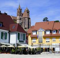 Breisach am Rhein, Blick vom Marktplatz zum St.Stephans-Mnster auf dem Mnsterberg, Aug.2024