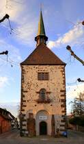 Breisach am Rhein, der Radbrunnenturm auf dem Mnsterberg, von der Eingangsseite, Nov.2024