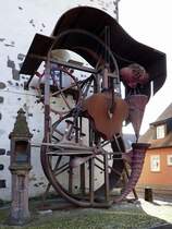 Breisach am Rhein, die Radbhne am Radbrunnenturm, bewegliches Kunstwerk von Helmut Lutz, 2013 hier aufgestellt, Dez.2024