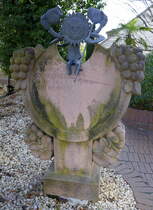 Breisach am Rhein, Sonnenmnnchen, Symbolfigur des Badischen Weinbaus, steht am Hotel Stadt Breisach auf dem Mnsterberg, Dez.2024