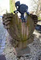 Breisach am Rhein, Sonnenm�nnchen, Symbolfigur des Badischen Weinbaus, steht am Hotel Stadt Breisach auf dem M�nsterberg, Dez.2024