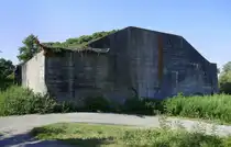 Breisach am Rhein, Br�ckenpfeiler am Rheinufer, Relikt einer nie gebauten Stra�enbr�cke �ber den Rhein aus den 1930er Jahren, Aug.2024