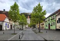 Gerne fotografiert wird im kleinen St�dtchen R�șnov (RO) der Blick von der Strada Republicii auf die Festung (Cetatea) oberhalb der evangelischen Kirche. Wie im unweit entfernten Brașov prangen auch hier auf dem Berg gro�e Lettern mit dem Namen der Stadt, was an den Hollywood-Schriftzug erinnert.

🕓 15.9.2024 | 14:13 Uhr