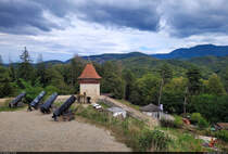 Wachturm und Kanonen auf dem Gelnde der Bauernburg (Cetatea) Rșnov (RO) mit Sicht auf das Postăvarul-Gebirge.

🕓 15.9.2024 | 15:57 Uhr