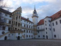 Torgau, Innenhof des Schloss Hartenfels, Hauptbau mit groem Wendelstein (17.12.2024)