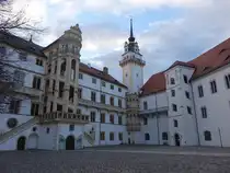 Torgau, Innenhof des Schloss Hartenfels, Hauptbau mit gro�em Wendelstein (17.12.2024)