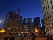 Nachtaufnahme von Chicago am 02.10.2024. Am rechten Bildrand ist der Trump-Tower zu erkennen.