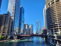 Blick entlang des Chicago Rivers in Chicago am 02.10.2024