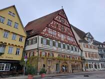 Das Kielmeyer-Haus am Esslinger Marktplatz am 13.11.2024. Frher wurden hier Kolonialwaren verkauft, heute werden Pensionen angeboten.