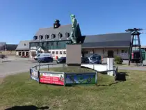 Altenberg, Wintersportdenkmal und Bahnhof am Bahnhofsvorplatz (28.03.2025)