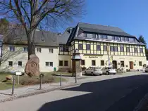 Geising, Reformationsstein, Reformationslinde und Ratskeller an der Hauptstra�e (28.03.2025)