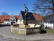 Lauenstein, Falknerbrunnen von 1912 am Marktplatz (28.03.2025)