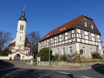 Pesterwitz, evangelische St. Jakobus Kirche und Kirchgemeindehaus am Dorfplatz (28.03.2025)