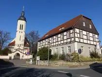 Pesterwitz, evangelische St. Jakobus Kirche und Kirchgemeindehaus am Dorfplatz (28.03.2025)