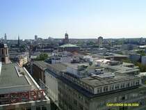 Blick von der Zeilgalerie in Richtung Sden. Zu sehen sind die Paulskirche und der Henninger-Turm.