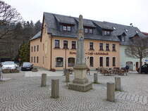 Bad Gottleuba, Kurschsische Postdistanzsule am Marktplatz (29.03.2025)