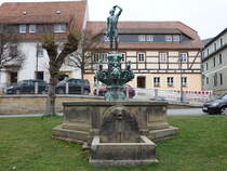 Bad Gottleuba, Bacchusbrunnen am Marktplatz, erschaffen 1915 durch den Bildhauer Alexander Hfer (28.03.2025)