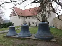 Dohna, historische Kirchenglocken und Pfarrhaus in der Pfarrstra�e (29.03.2025)