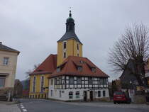 Hohnstein, evangelische Stadtkirche und Pfarrhaus in der Dresdner Strae, erbaut ab 1331 (29.03.2025)